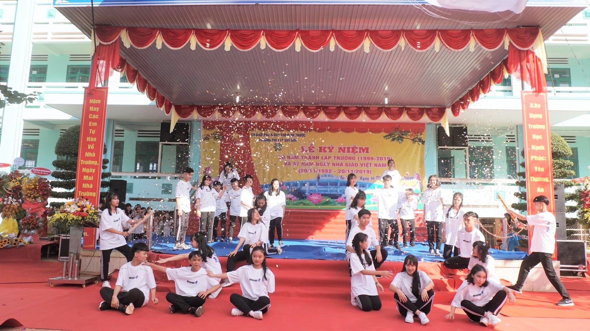 A high-school class performing on Vietnamese Teachers' Day.
