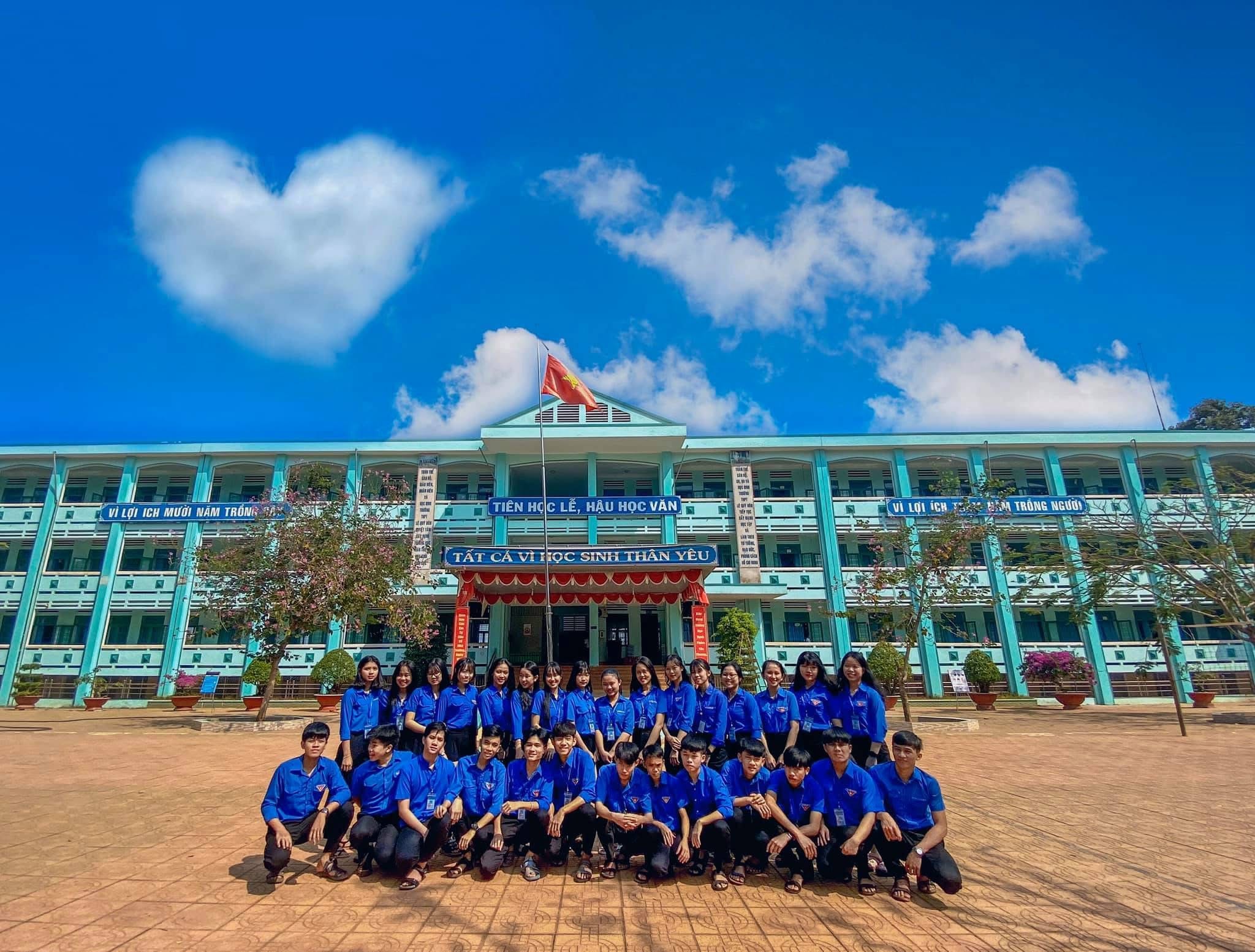 The class wearing Youth Union uniforms.