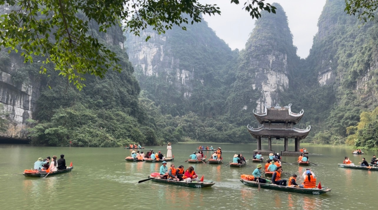 A view of the landscape and water at Tràng An, Ninh Bình.